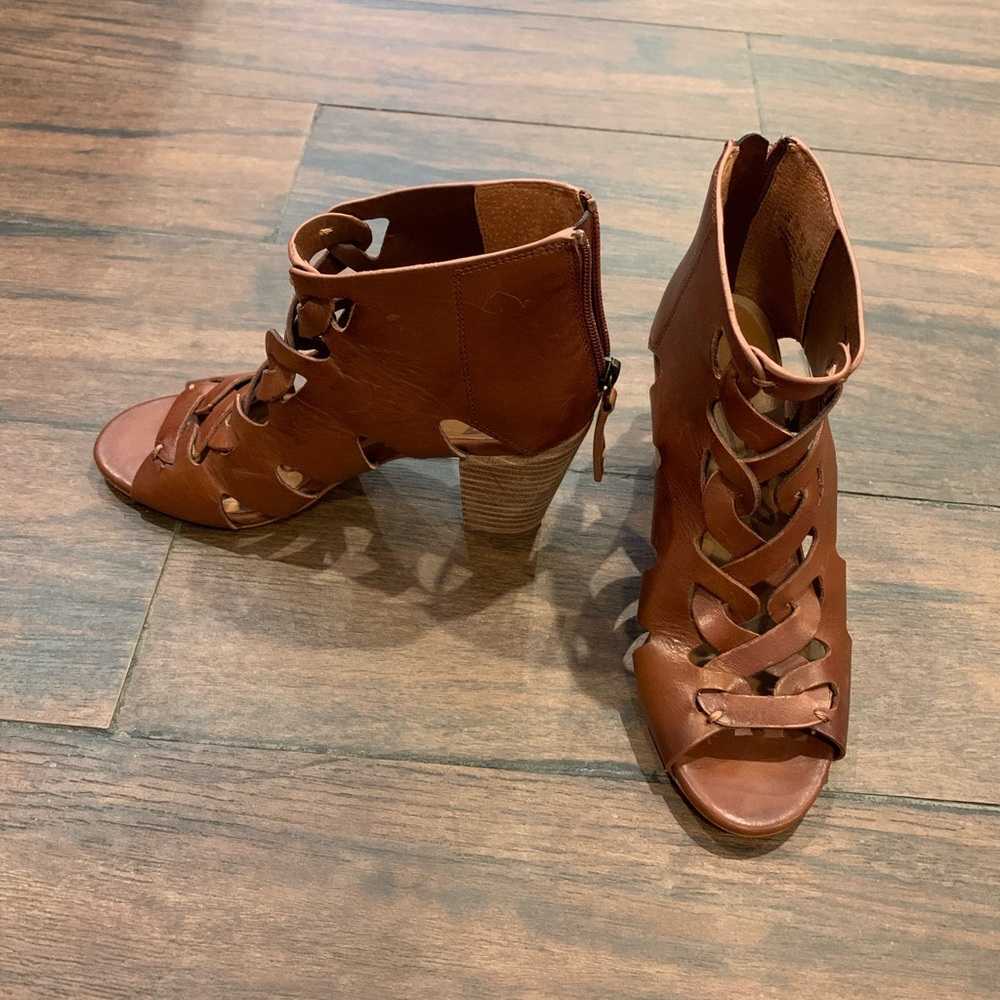 Zodiac woman mid high heel brown shoes size6